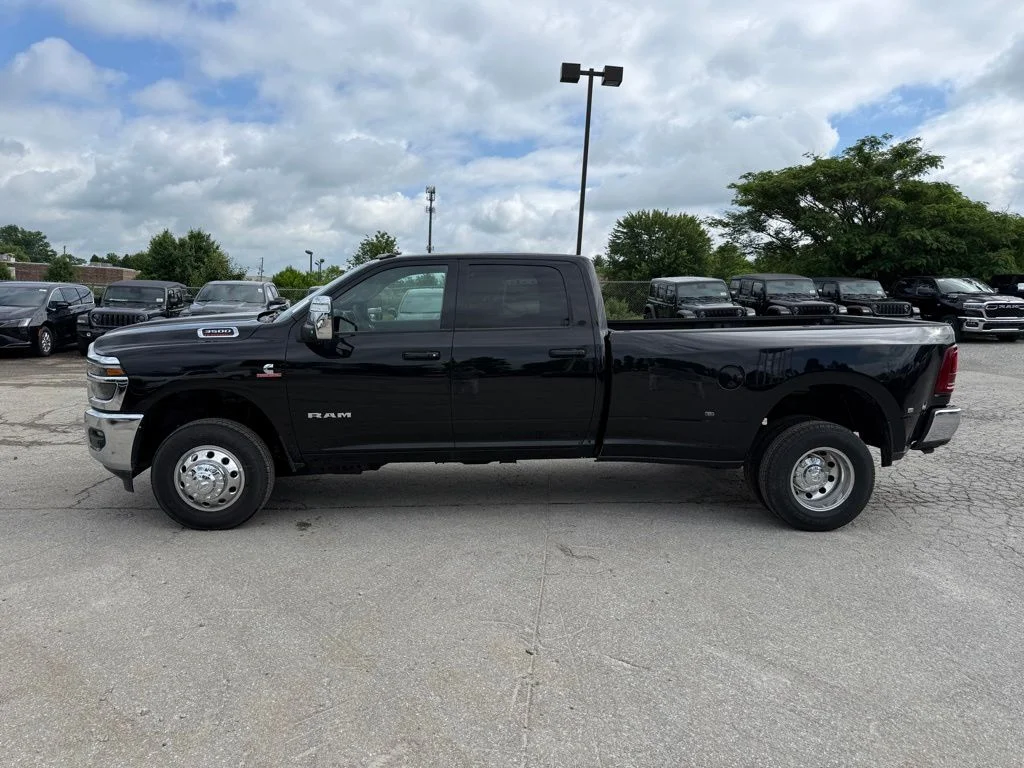 New 2026 Diamond Black Crystal Pearl-Coat Exterior Paint RAM Laramie image 10