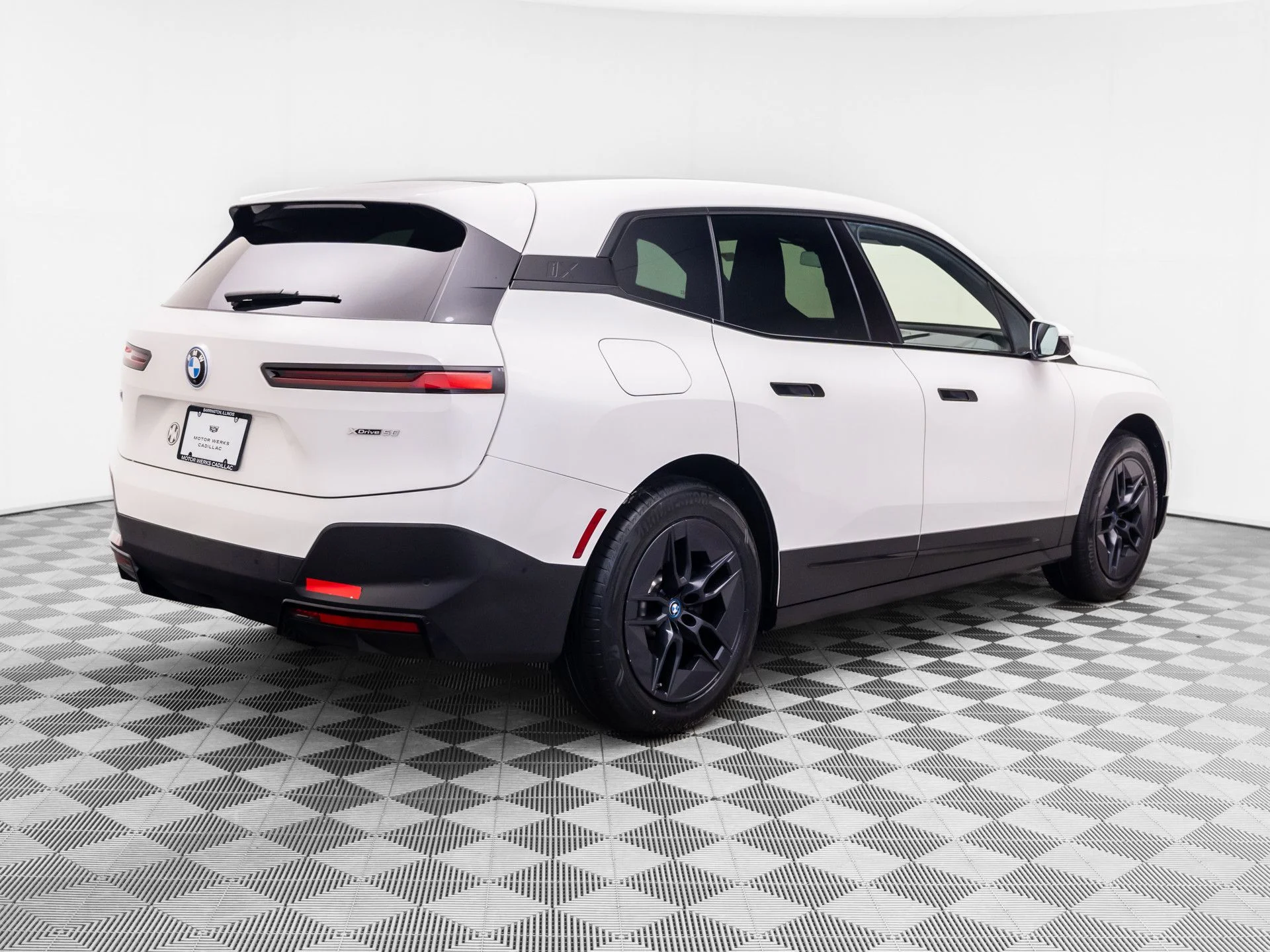 Used 2024 White BMW xDrive50 image 5