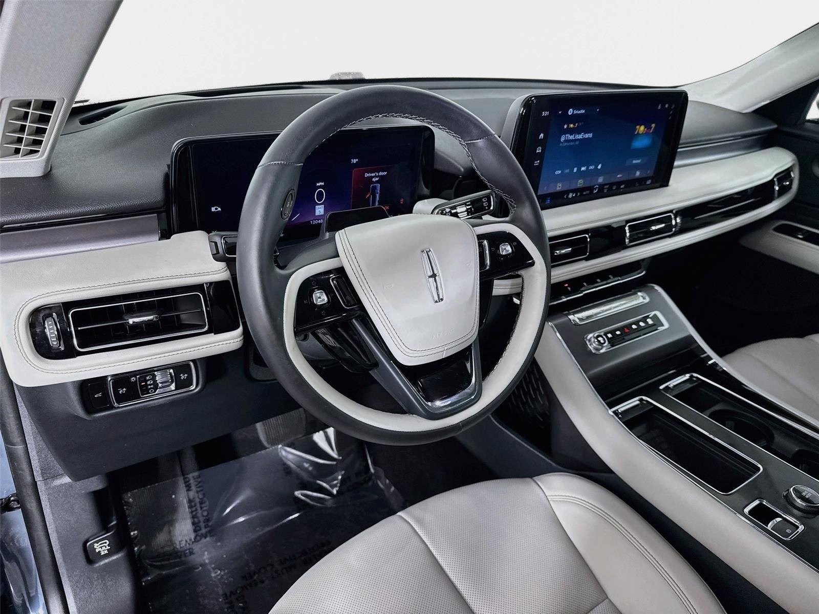 Used 2025 Blue Metallic Lincoln Premiere image 9