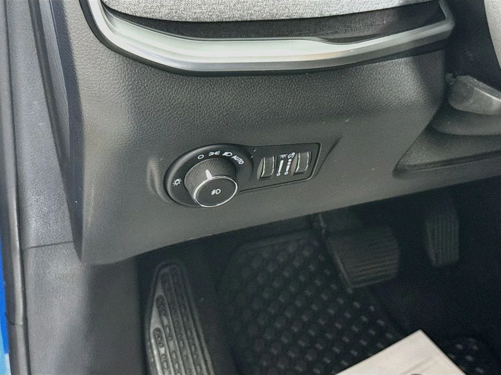 Used 2023 Laser Blue Pearlcoat Jeep Latitude image 17