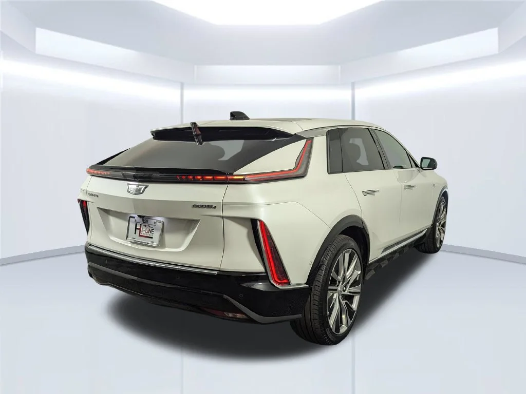 Used 2025 White Cadillac Luxury image 28