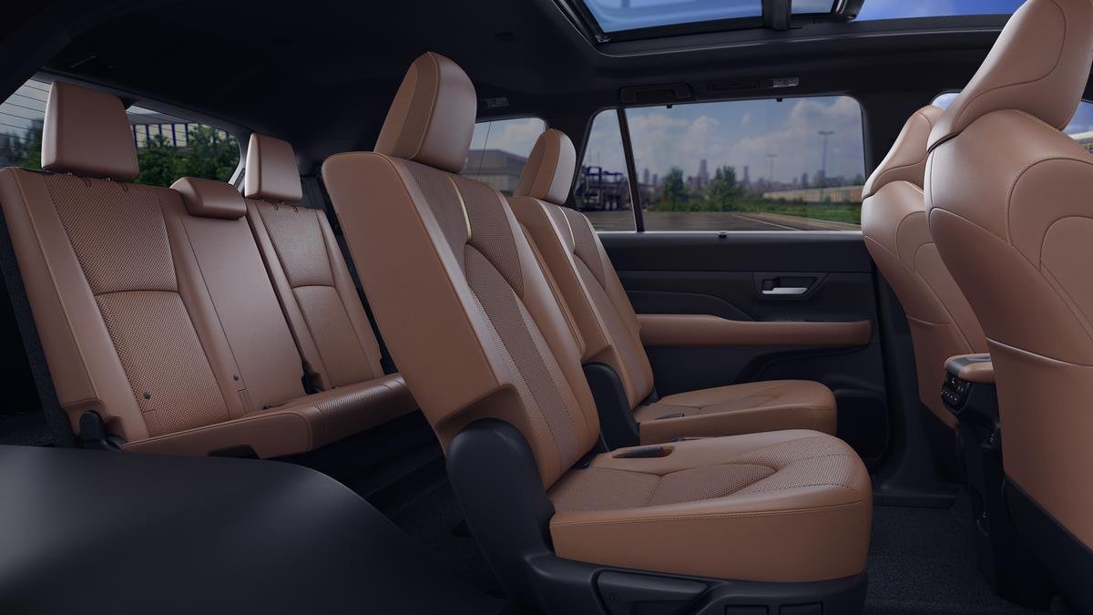 New 2026 Wind Chill Pearl <sup>1</sup> Toyota  MAX Platinum image 2