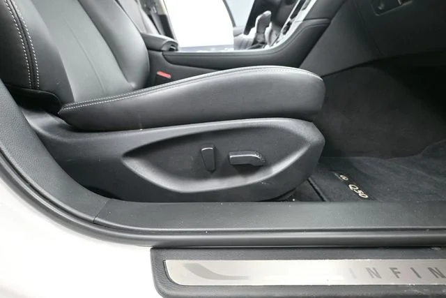 Certified Used 2024 White INFINITI LUXE image 38
