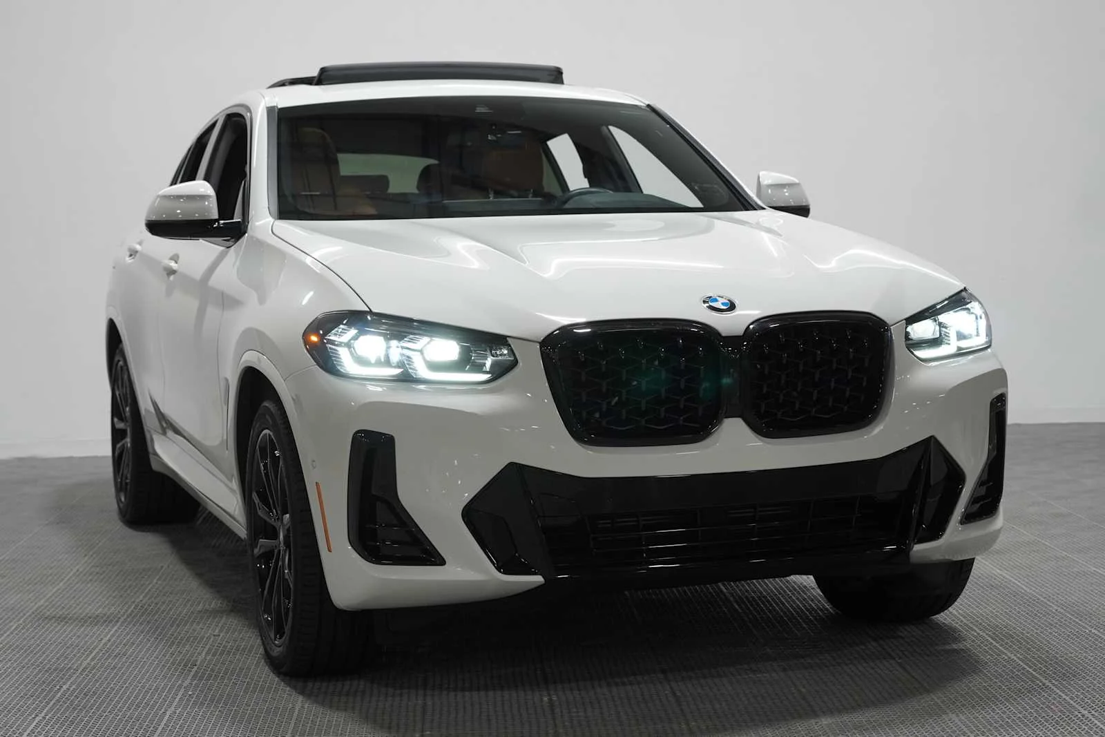 Certified Used 2025 Alpine White BMW xDrive30i image 3