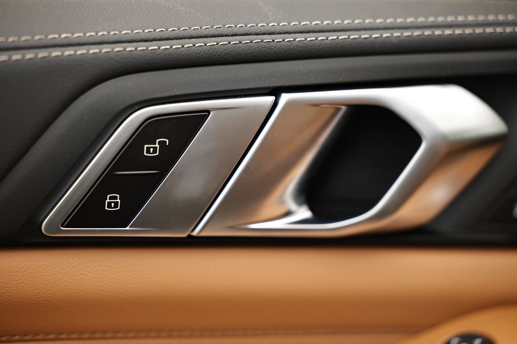 New 2026 Dravit Grey Metallic BMW xDrive50e image 16