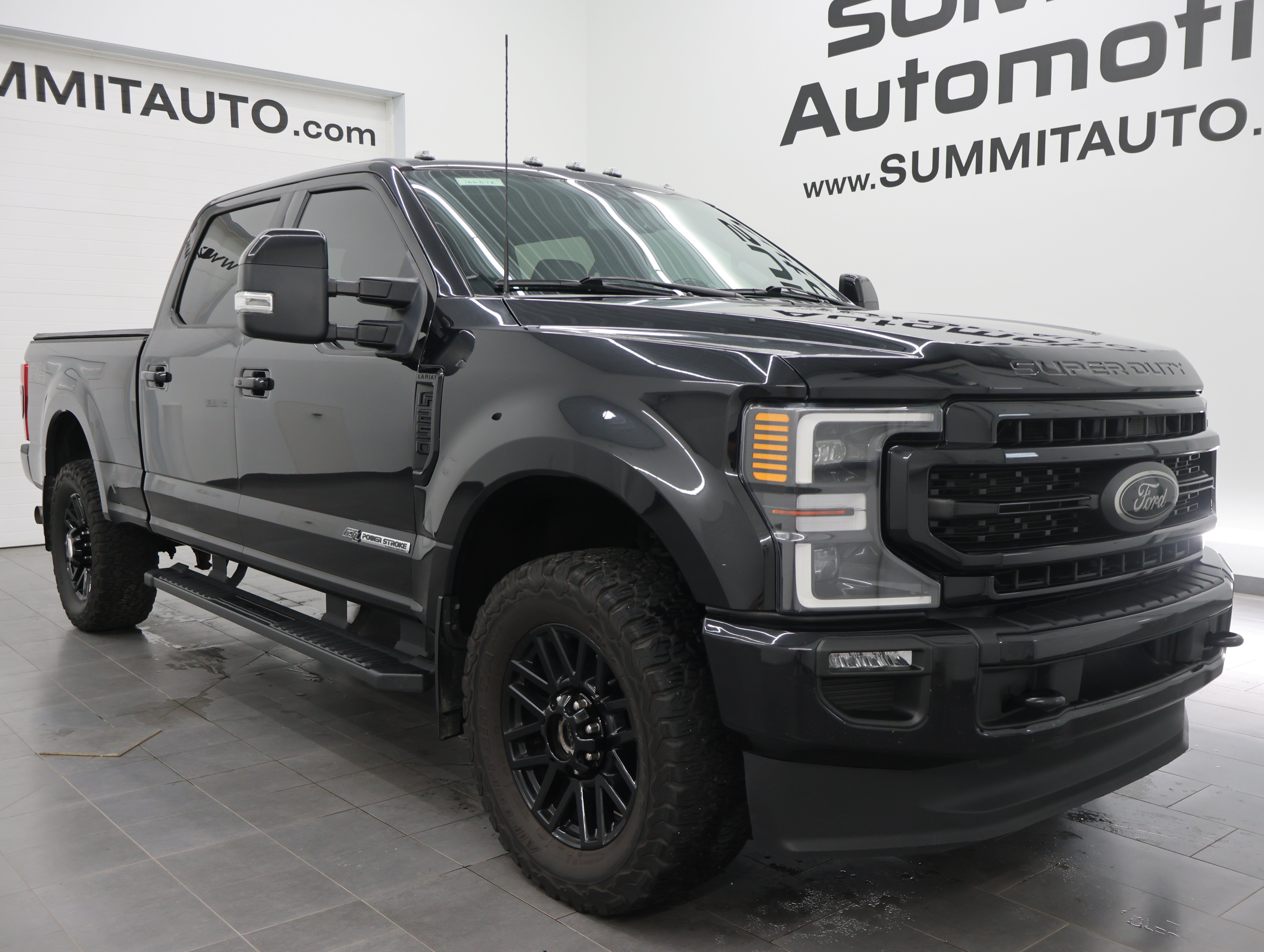 Used 2022 Agate Black Metallic Ford 4x4 Crew Cab Lariat w/Fx4: CREW-SHORT-LARIAT ULTIMATE-BLACK-FX4-6.7L DIESEL-NAV-PANO image 2
