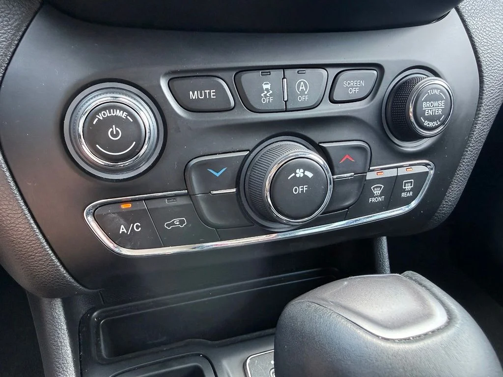 Used 2021 Green Jeep Latitude Lux image 38