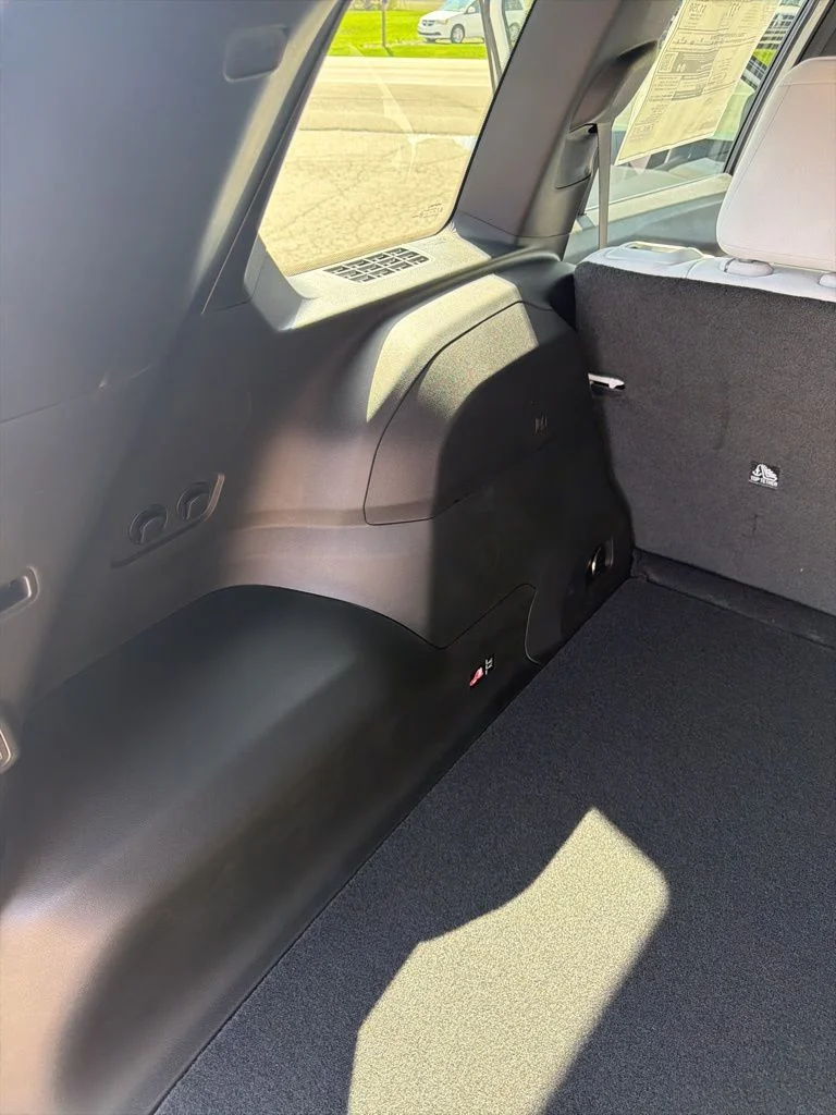New 2026 Bright White Clear-Coat Exterior Paint Jeep Laredo image 28