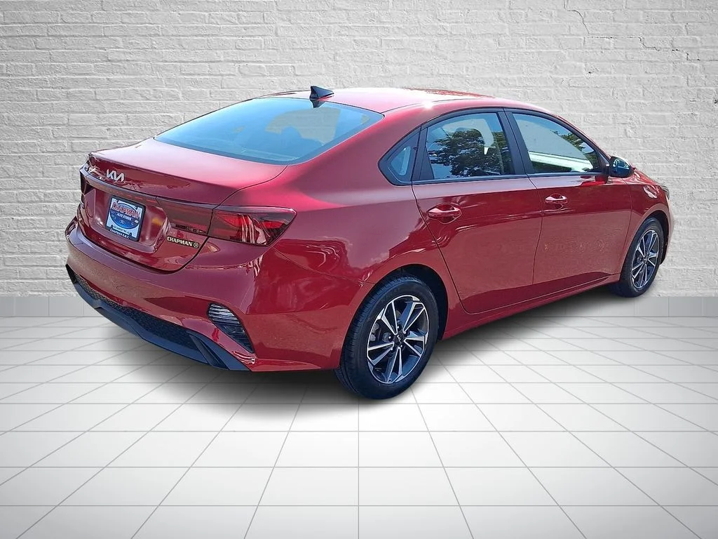 Used 2024 Currant Red Kia LXS image 4