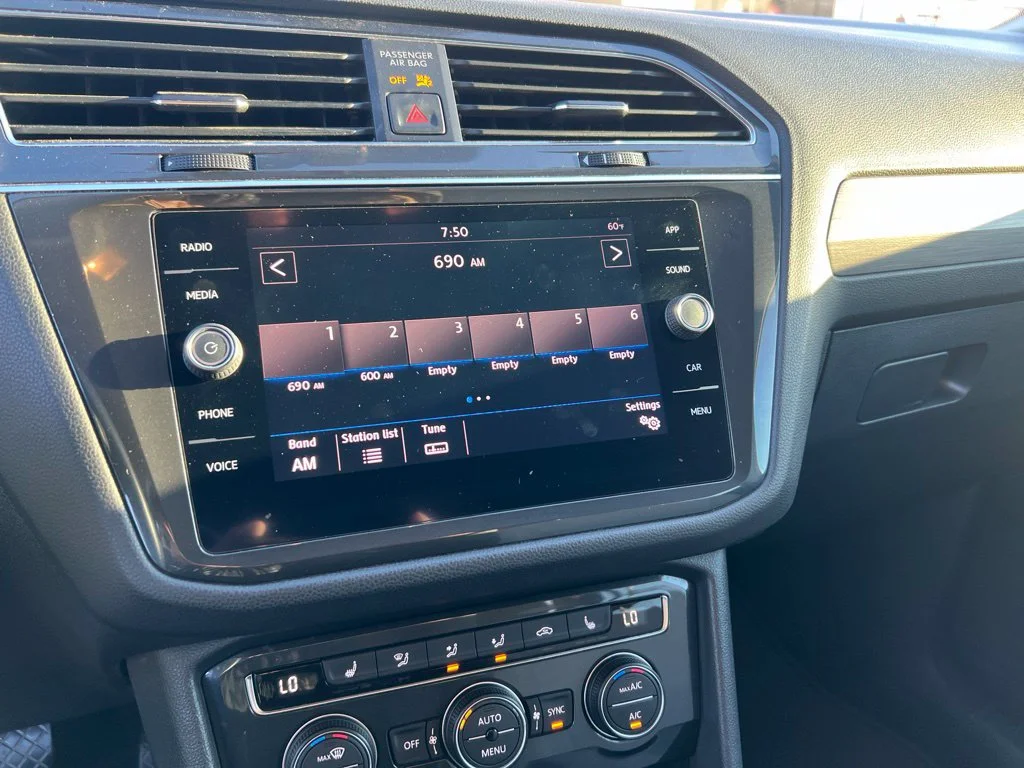 Used 2019 Orange Metallic Volkswagen 2.0T SE image 11