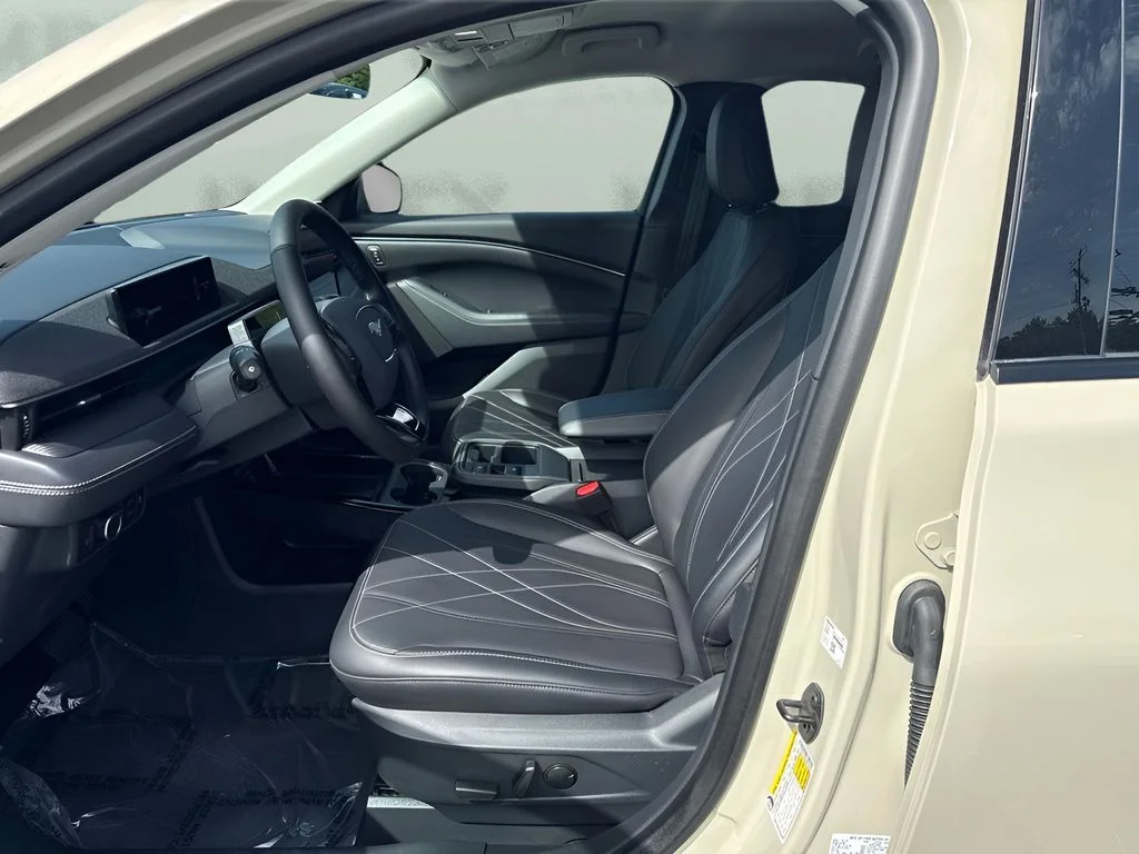 Used 2025 Beige Ford Select image 5