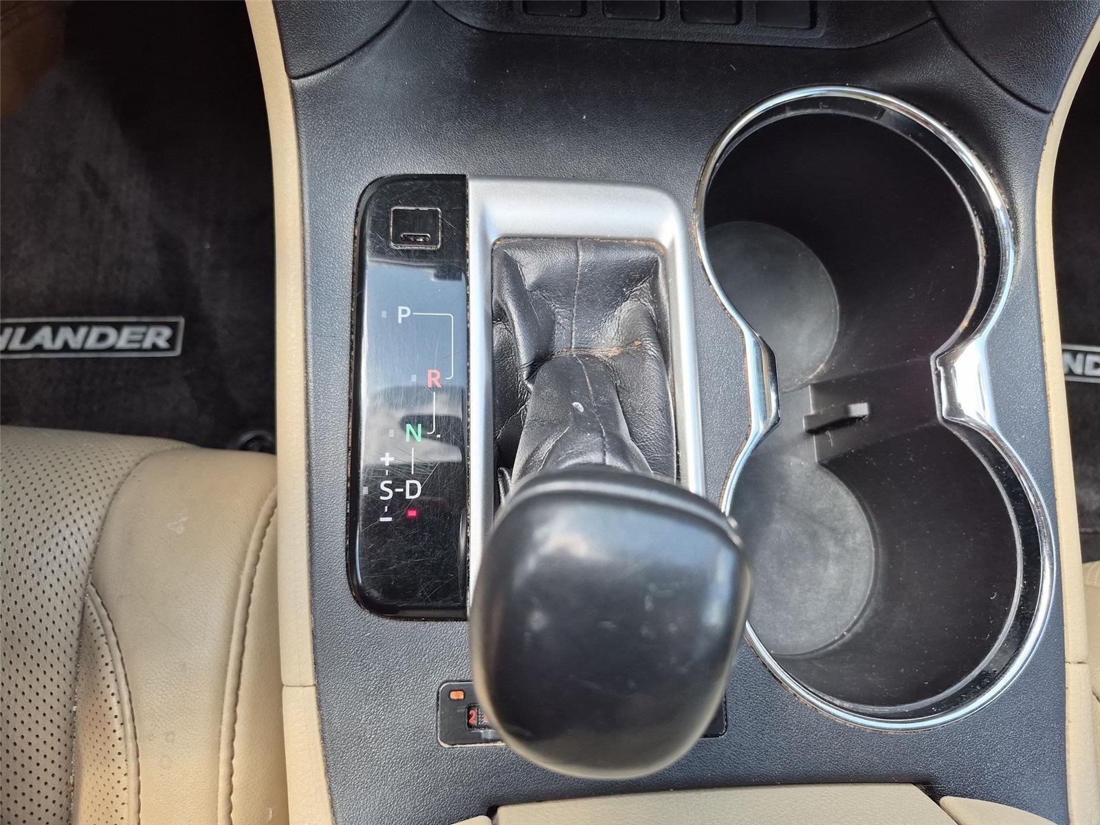 Used 2016  Toyota Limited image 29