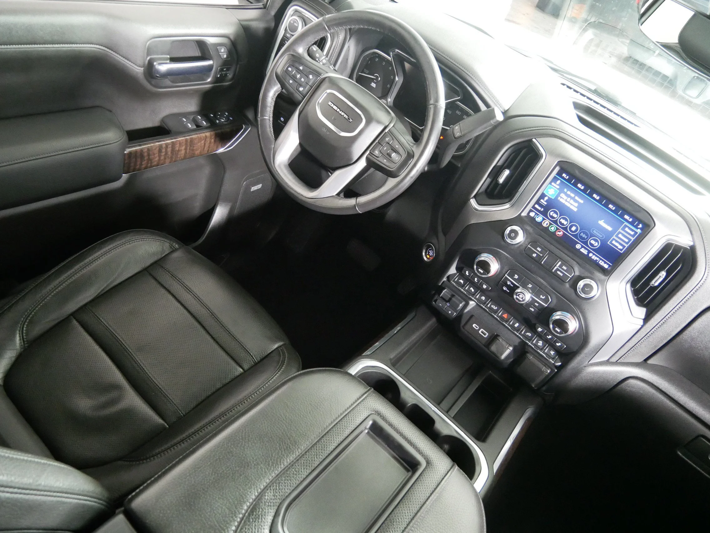 Used 2020 White Frost Tricoat GMC Denali image 9