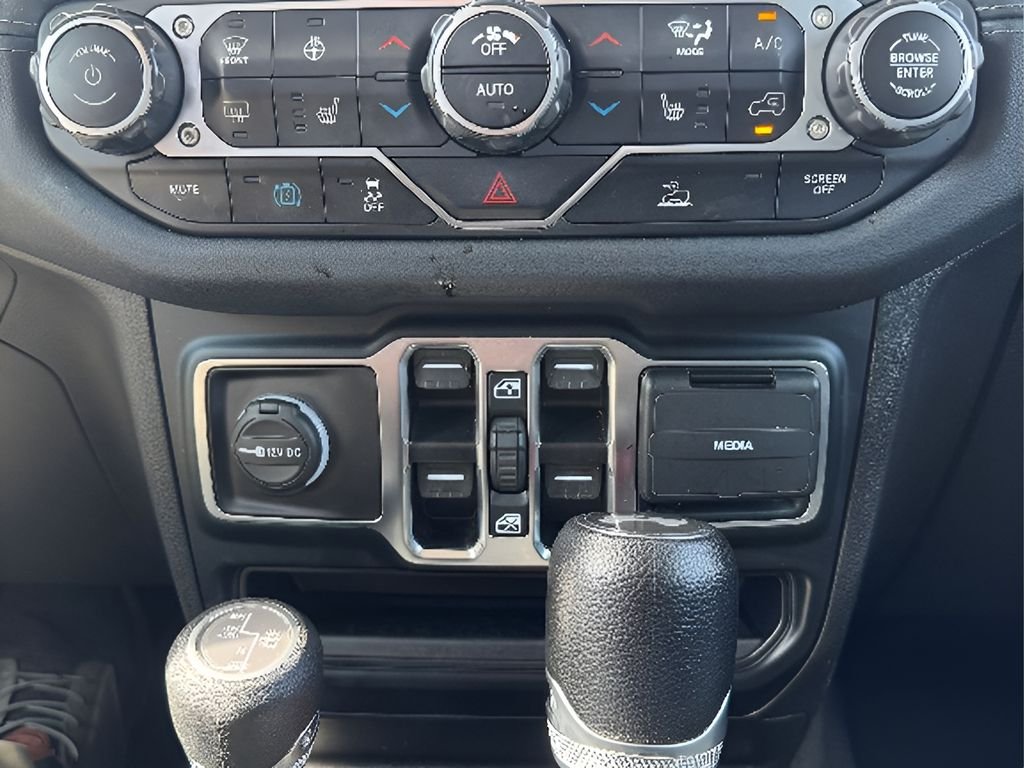 Used 2024 Silver Zynith Clearcoat Jeep Sahara image 20
