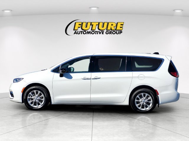 Used 2025 White Chrysler Select image 7