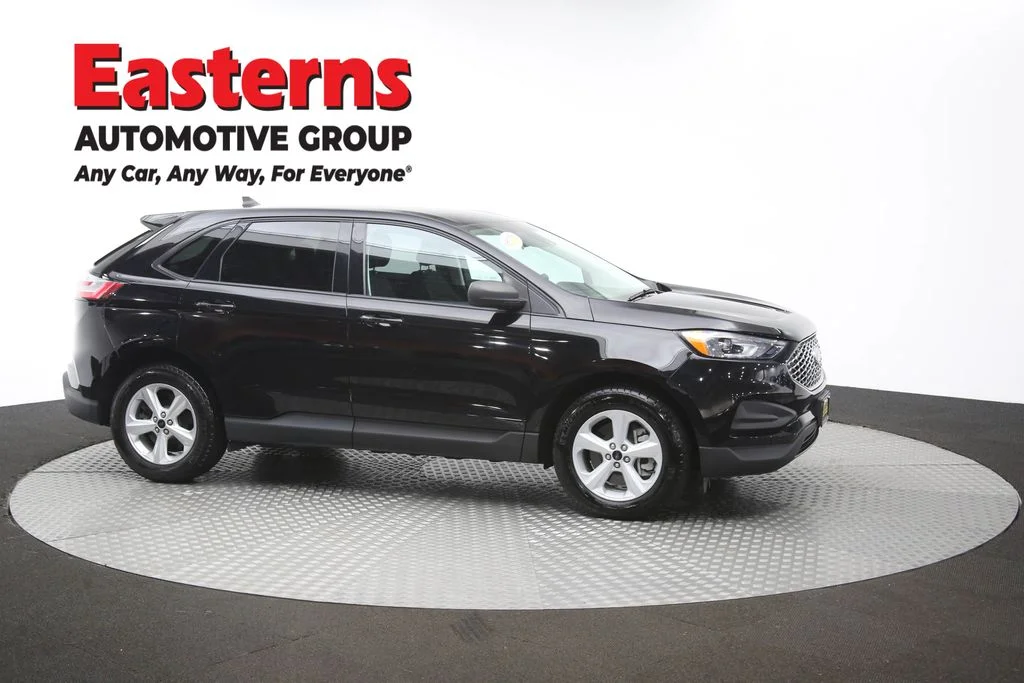 Used 2023 Black Ford SE image 45