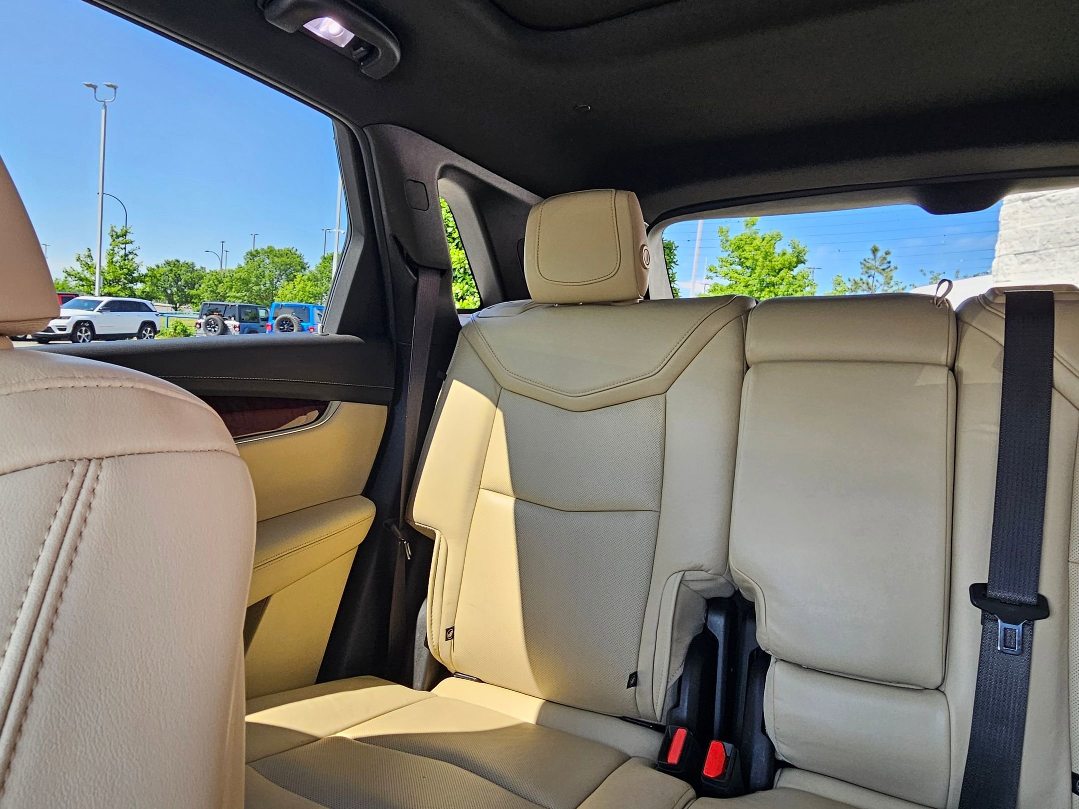 Used 2019 Crystal White Tricoat Cadillac Luxury FWD image 24