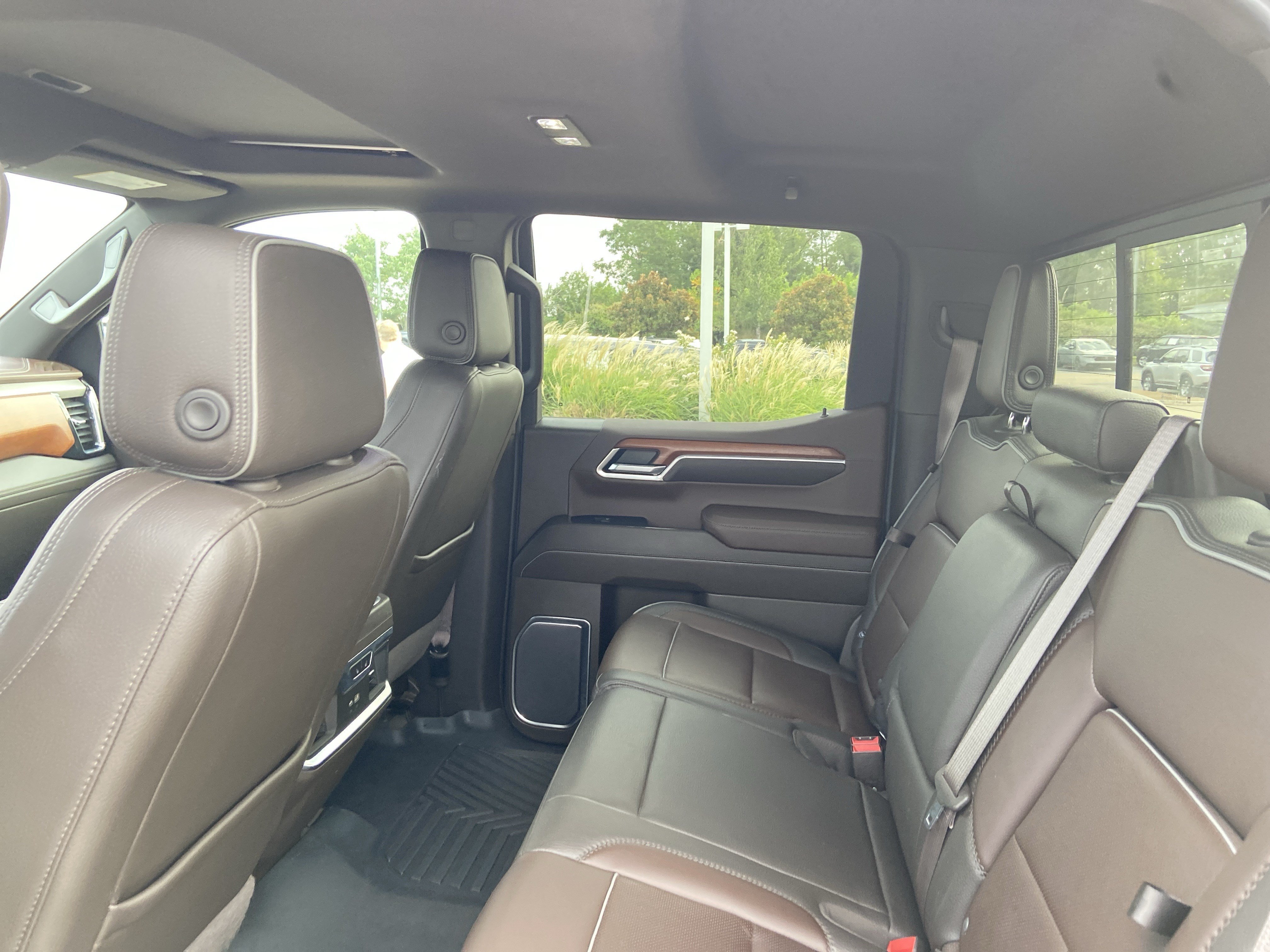 Used 2022 White Frost Tricoat GMC Denali image 17