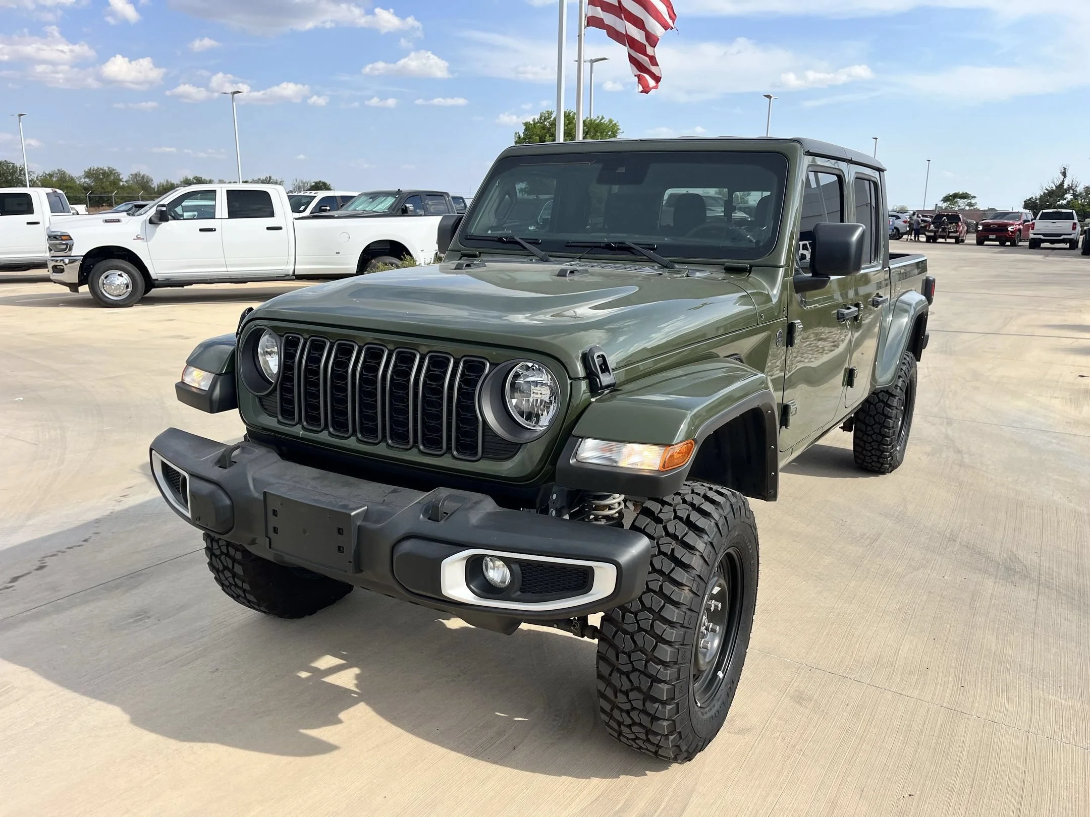 Used 2024 Green Jeep Sport S image 4