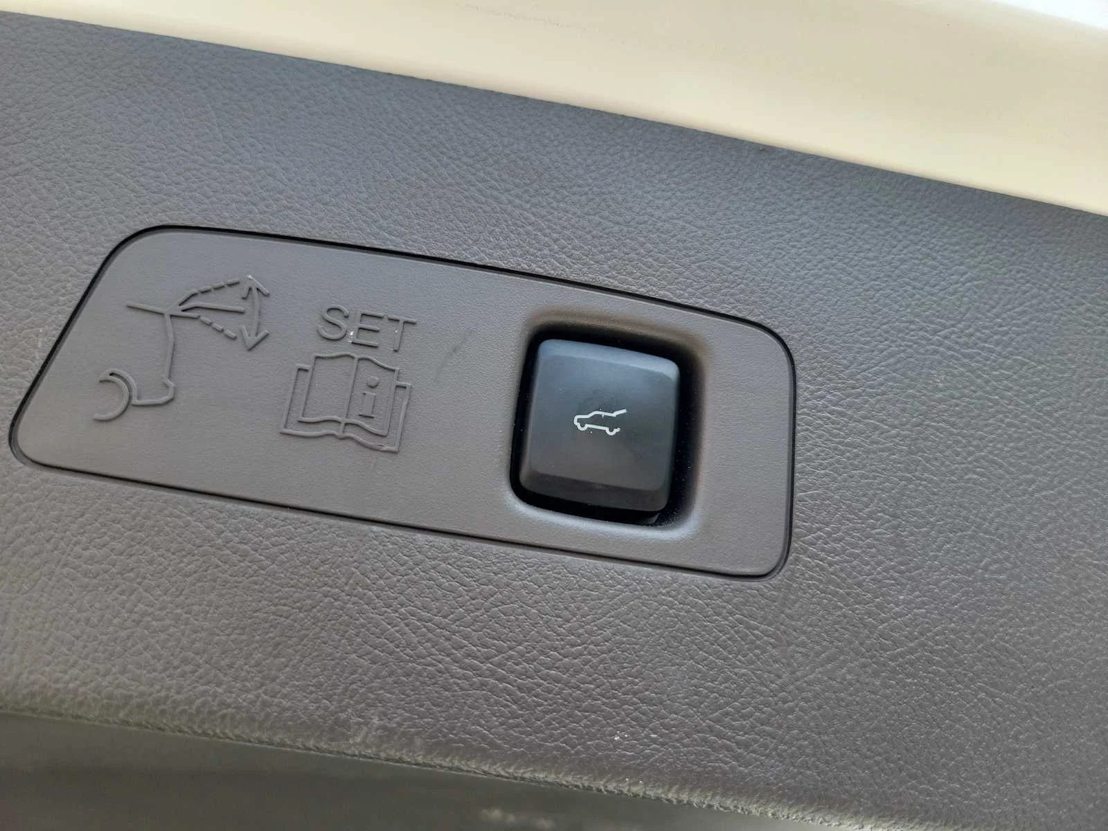 Used 2023 White Lincoln Standard image 8