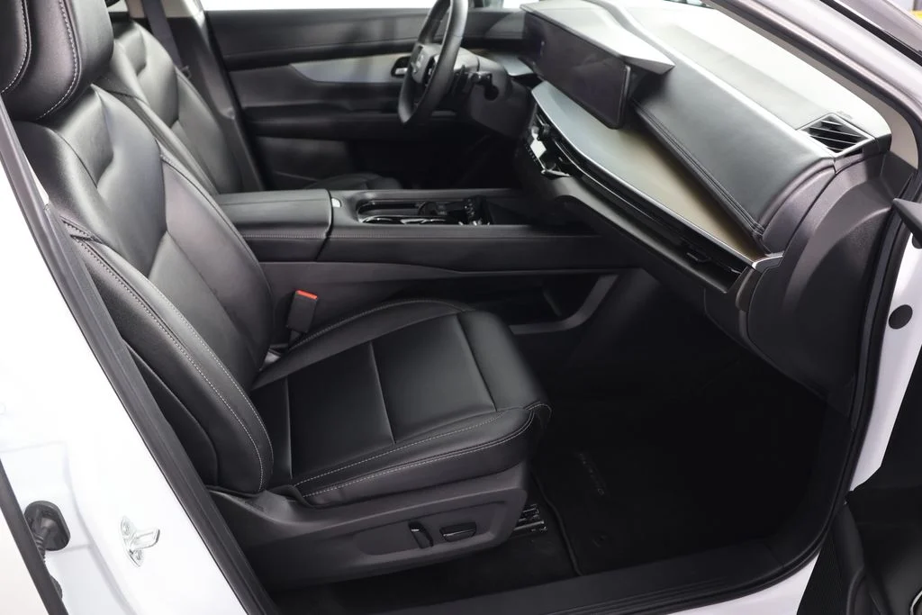 Used 2025 White Pearl Nissan SL image 24