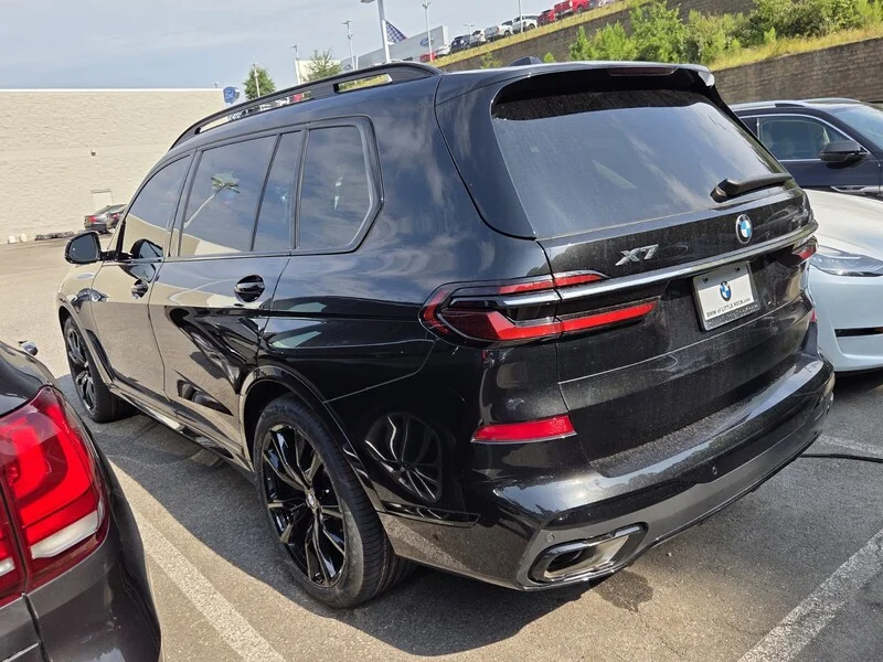 Used 2023 Black Sapphire Metallic BMW XDRIVE40I image 6