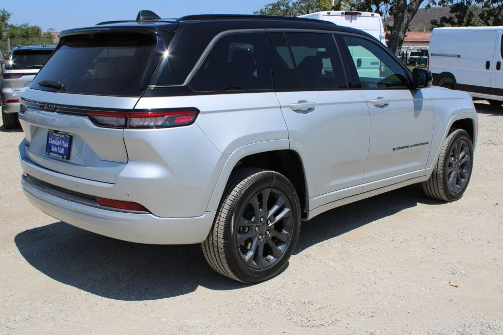 New 2026 Silver Zynith Exterior Paint Jeep Limited Reserve image 4