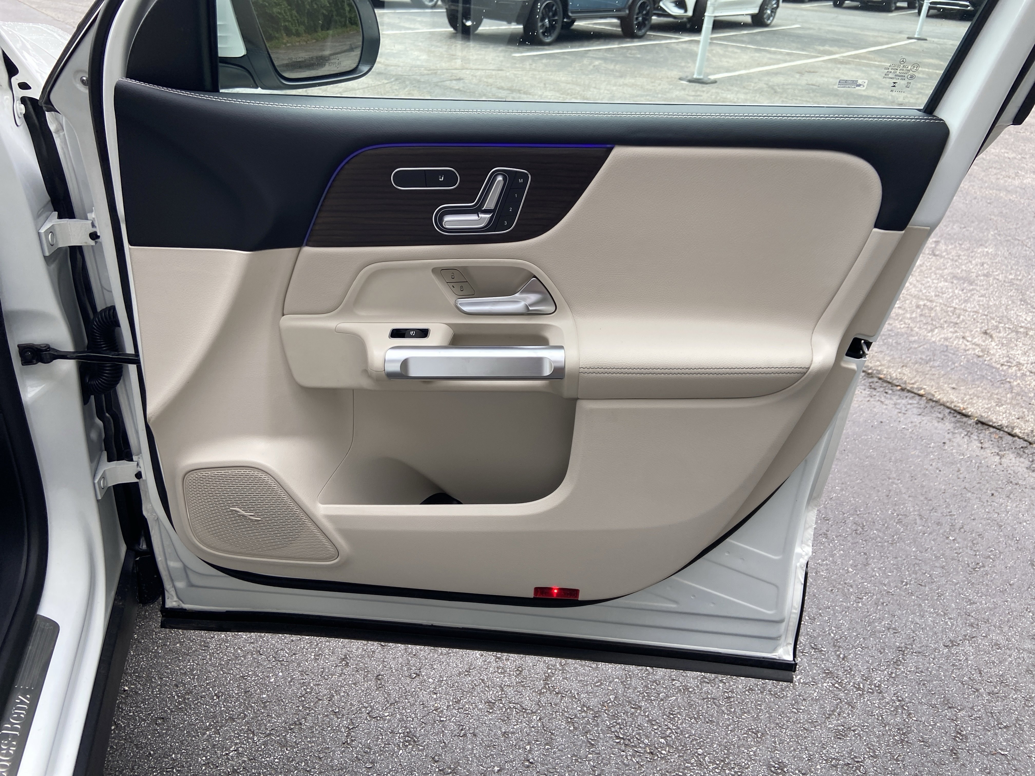 New 2026 Polar White Mercedes-Benz GLB 250 SUV image 41