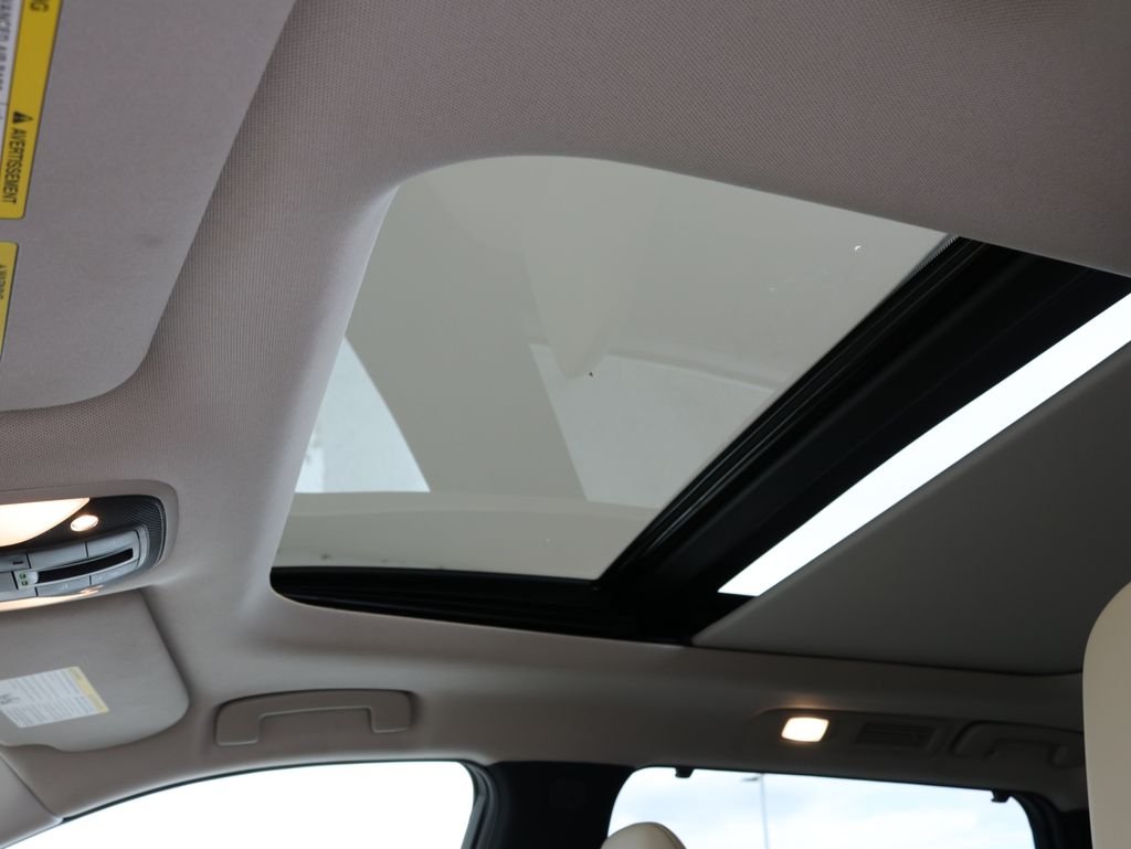 Used 2023 White INFINITI LUXE image 23