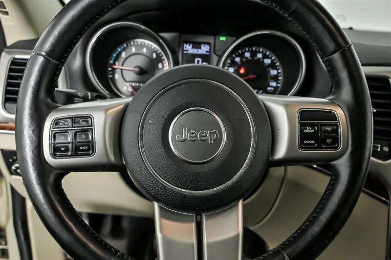 Used 2011 White Gold Clear Coat Jeep Limited image 23