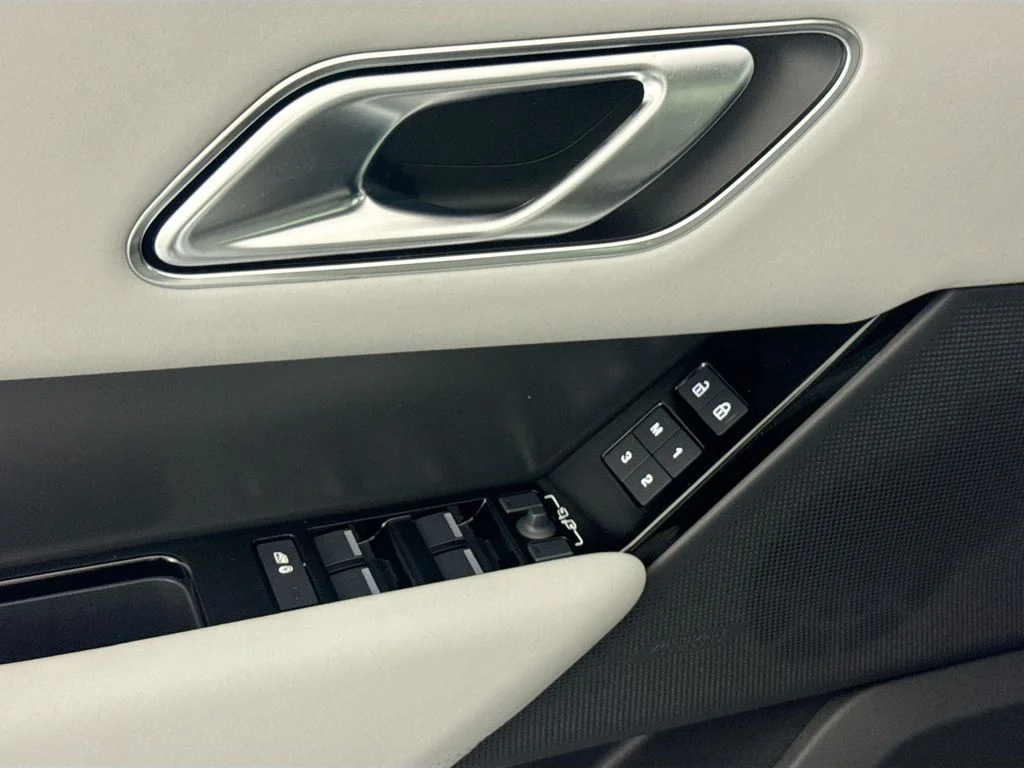 New 2026 Fuji White Land Rover S image 18