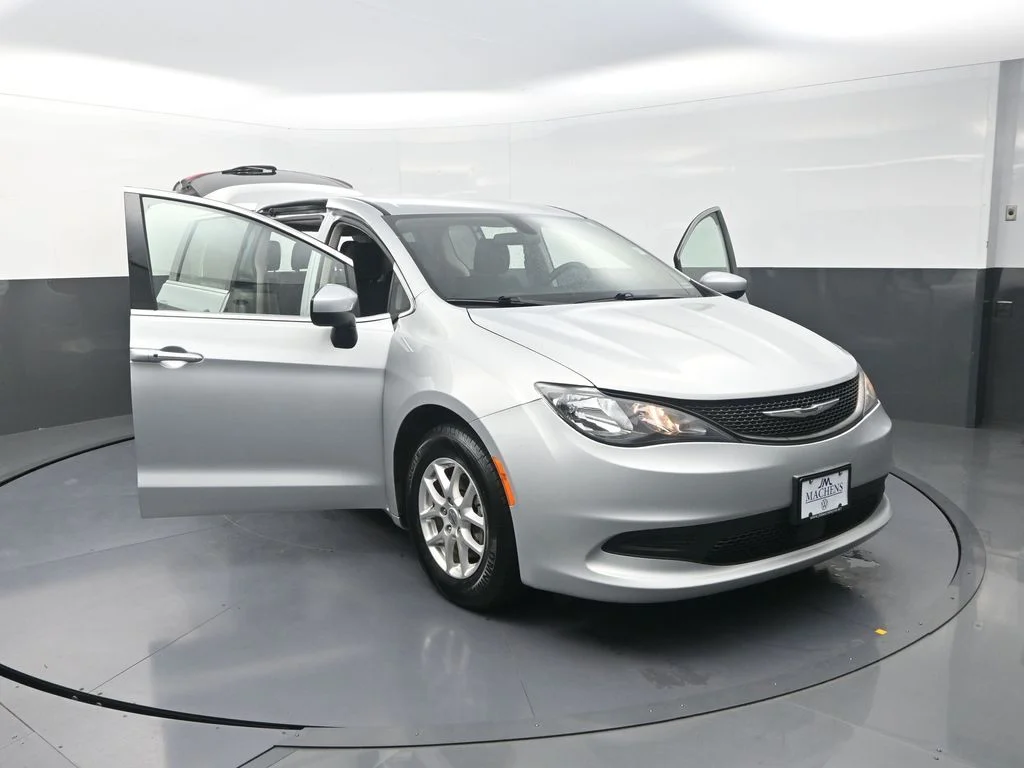 Used 2022 Silver Chrysler LX image 31