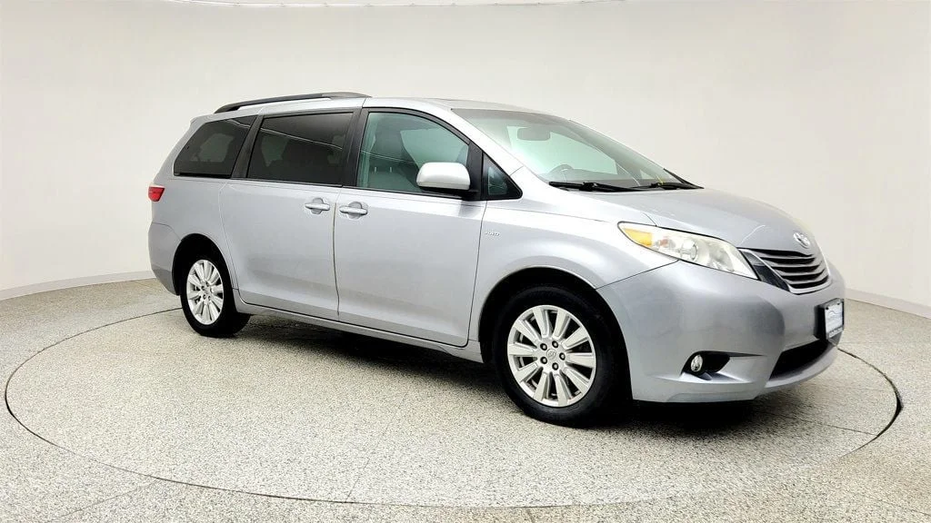 Used 2017 Silver Sky Metallic Toyota XLE Premium AWD 7-Passenger image 3