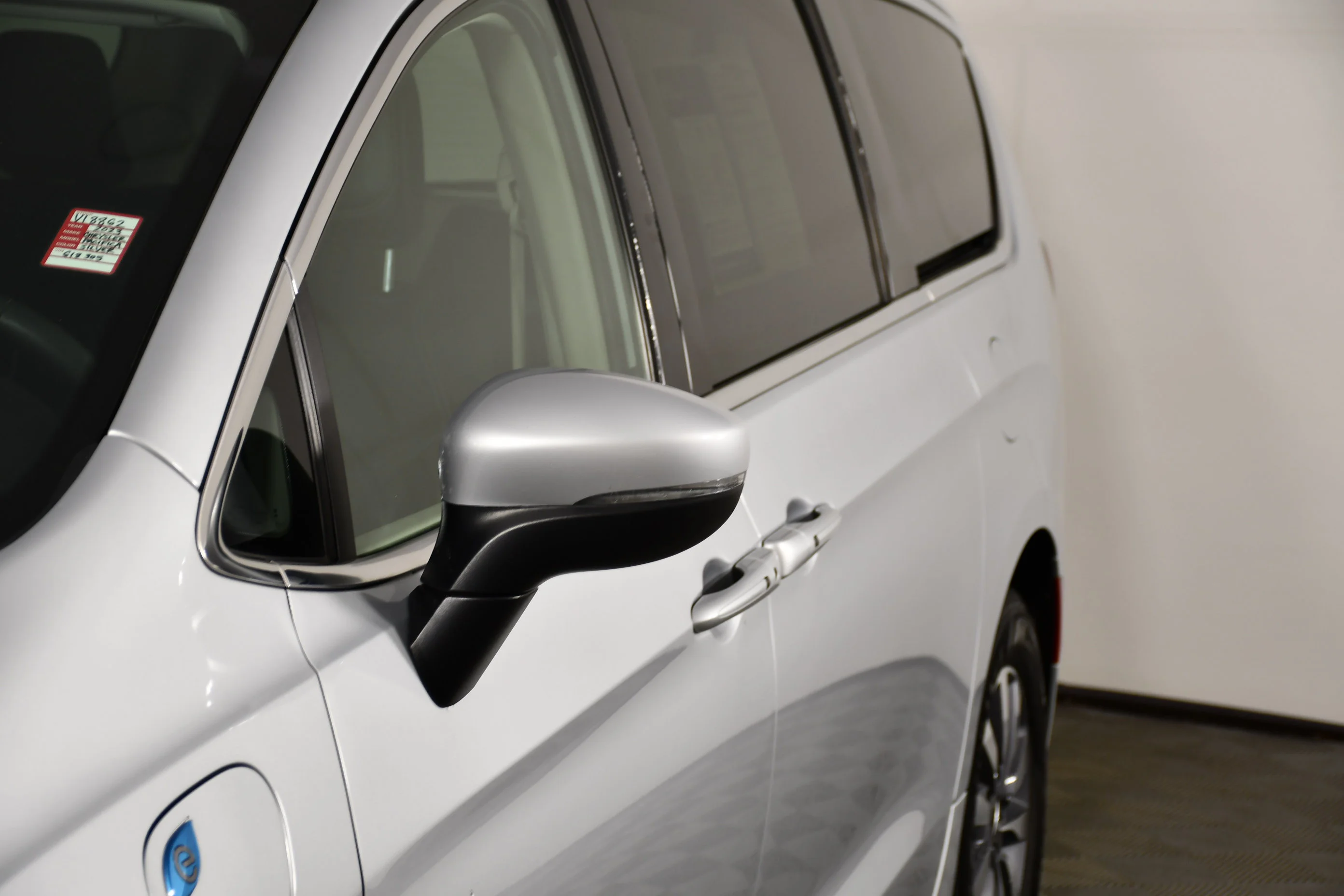 Used 2023 Silver Mist Clearcoat Chrysler Hybrid Touring L image 13