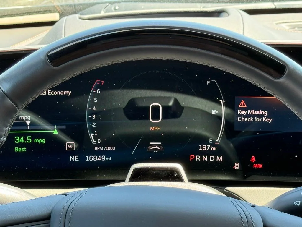Used 2025  Cadillac Premium Luxury image 3