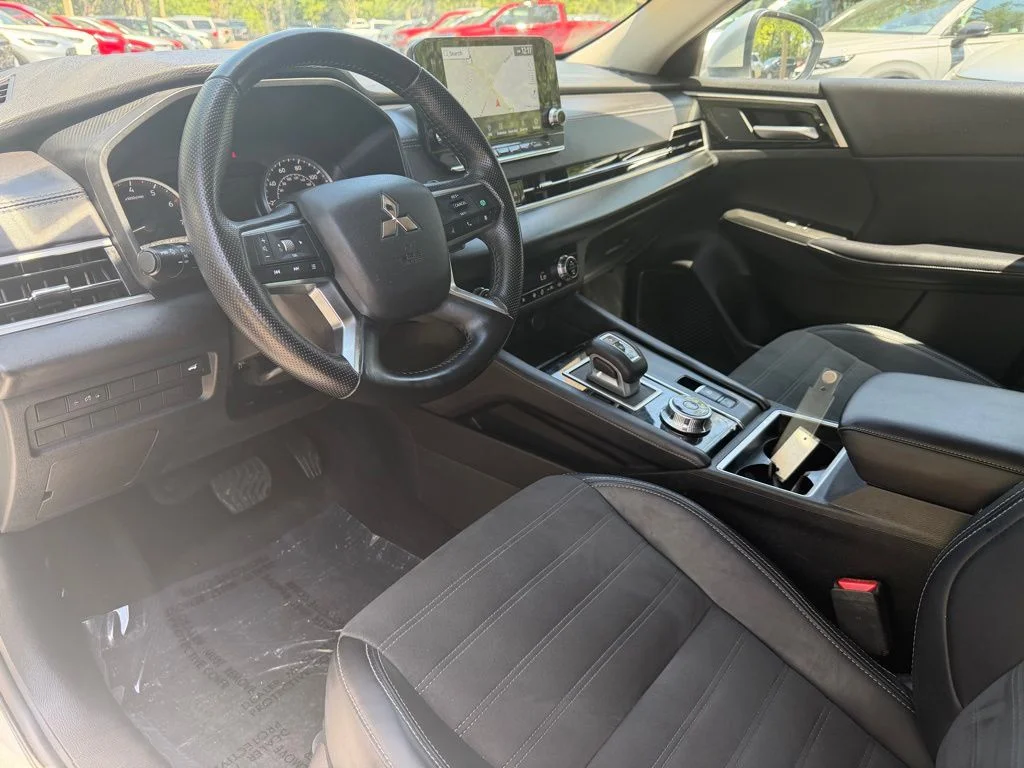 Used 2024  Mitsubishi SE Black Edition image 21