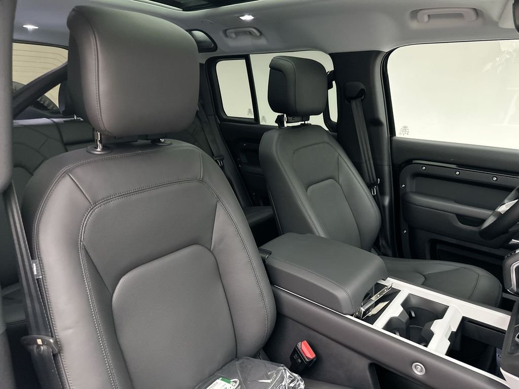 New 2026 Santorini Black Metallic Land Rover S image 6