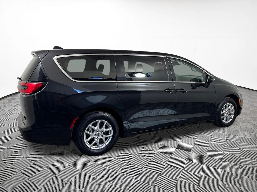 Used 2023 Brilliant Black Crystal Pearlcoat Chrysler Touring L image 9