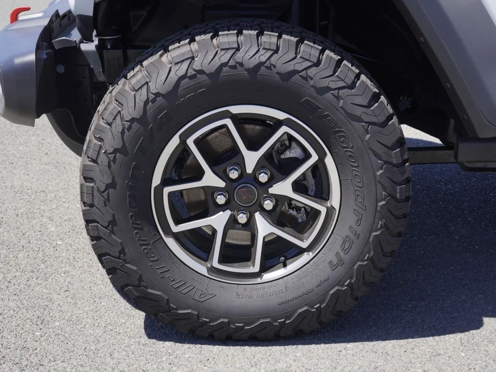 New 2026 Bright White Clear-Coat Exterior Paint Jeep Rubicon image 9