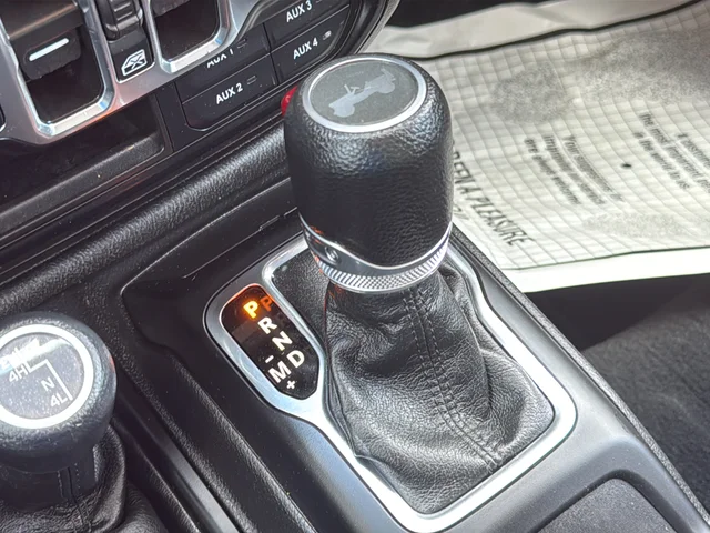 Used 2023 Red Jeep Sport S image 27