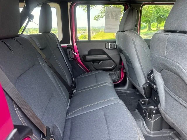 Used 2024  Jeep Sahara image 12