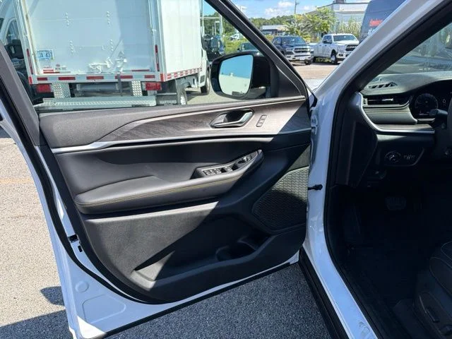 New 2026 White Jeep  image 11