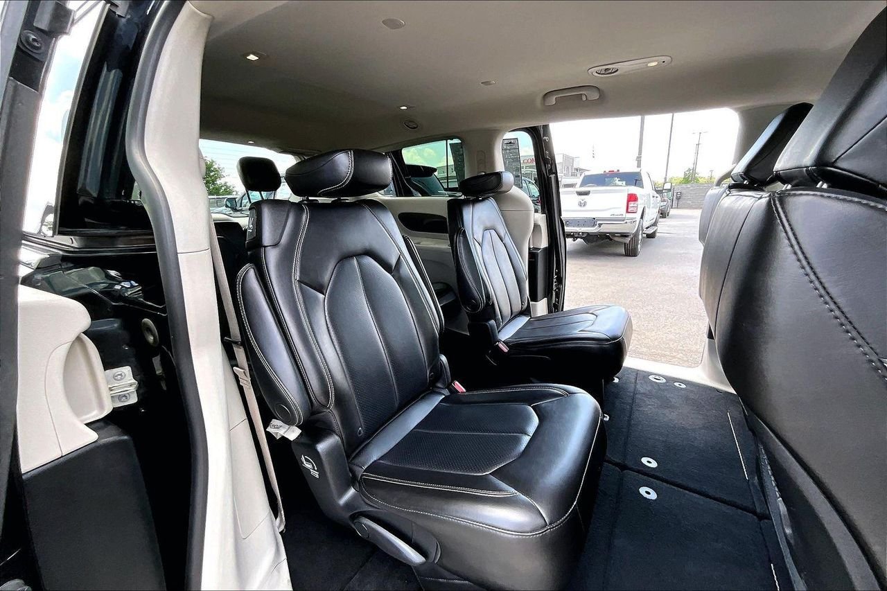 Used 2023 Brilliant Black Crystal Pearlcoat Chrysler Touring L image 26