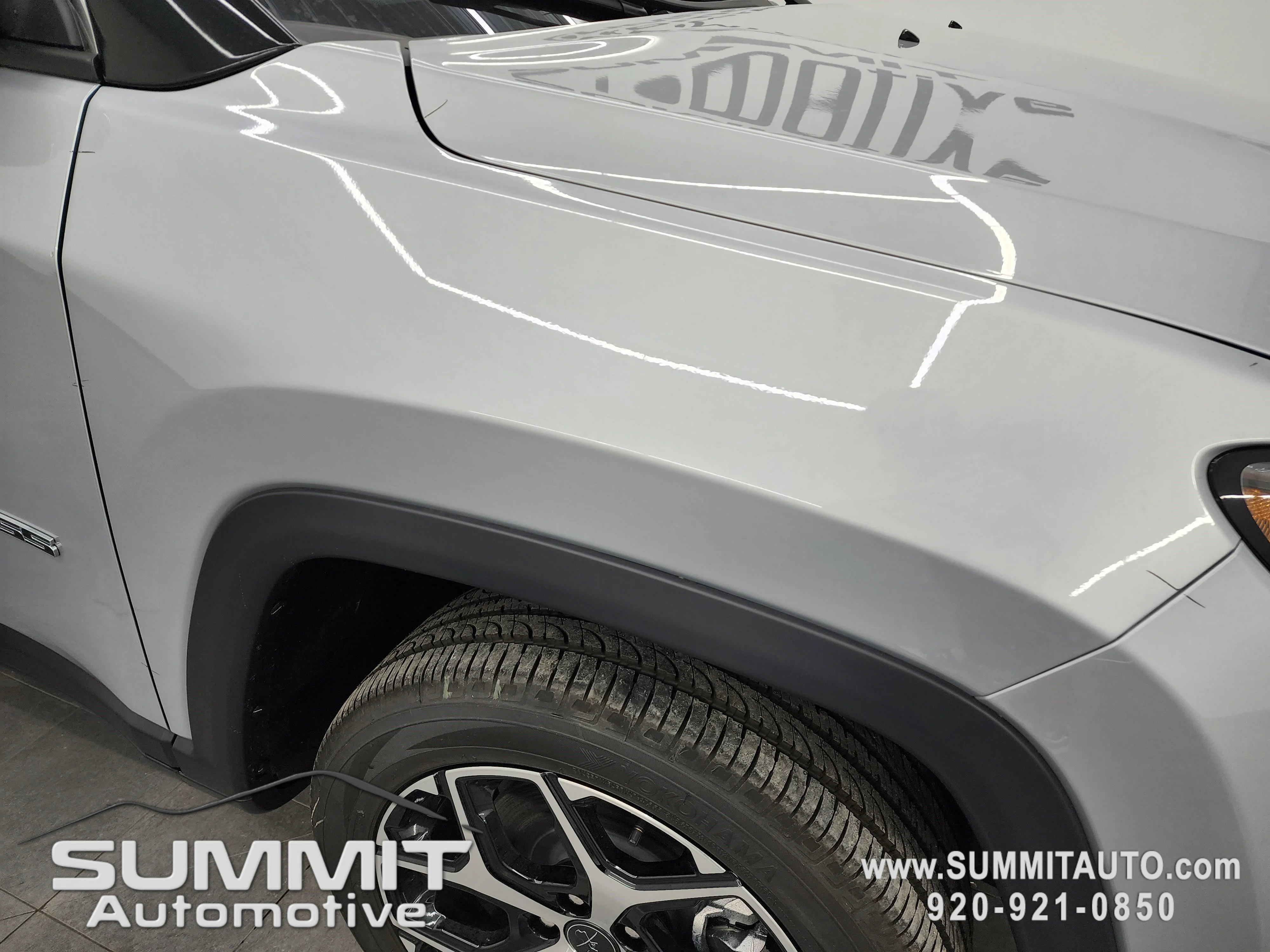 New 2026 Silver Zynith Metallic Clear-Coat Exterior Paint Jeep Limited image 22