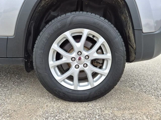 Used 2017 Silver Jeep Latitude image 9