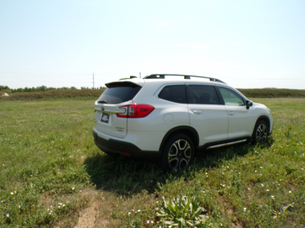 Used 2023 Crystal White Pearl Subaru Limited image 4