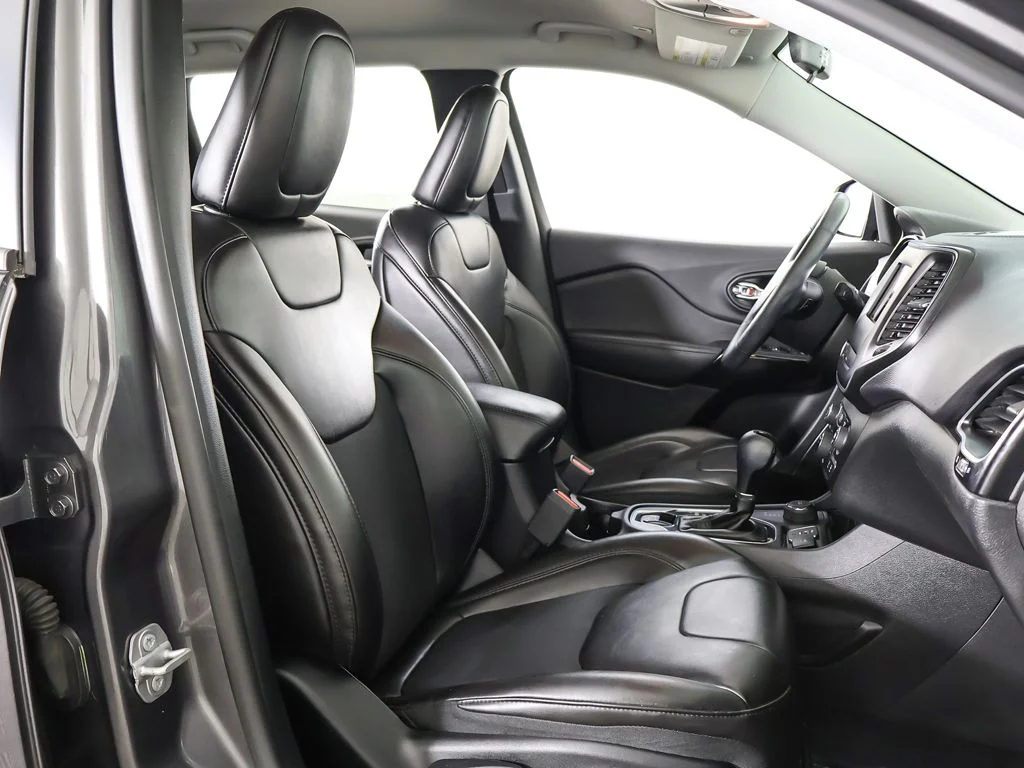 Used 2019 Gray Jeep Latitude Plus image 27