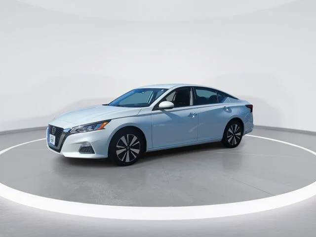 Used 2022 White Nissan 2.5 SV image 4