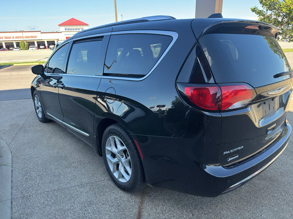 Used 2018 Brilliant Black Crystal Pearlcoat Chrysler Touring L Plus image 7
