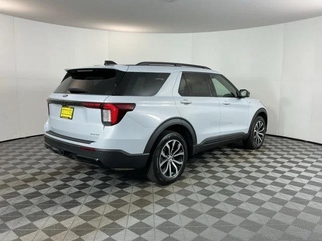 New 2026 Space White Metallic Ford ST-Line image 5